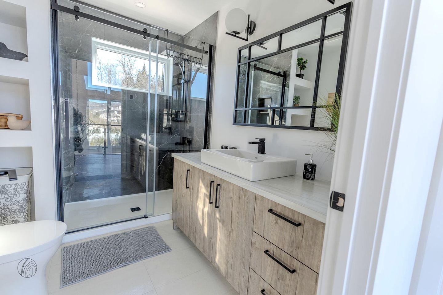 Luxurious Villa with Game Room, Hot-Tub and Barbecue in Saint Come, Quebec