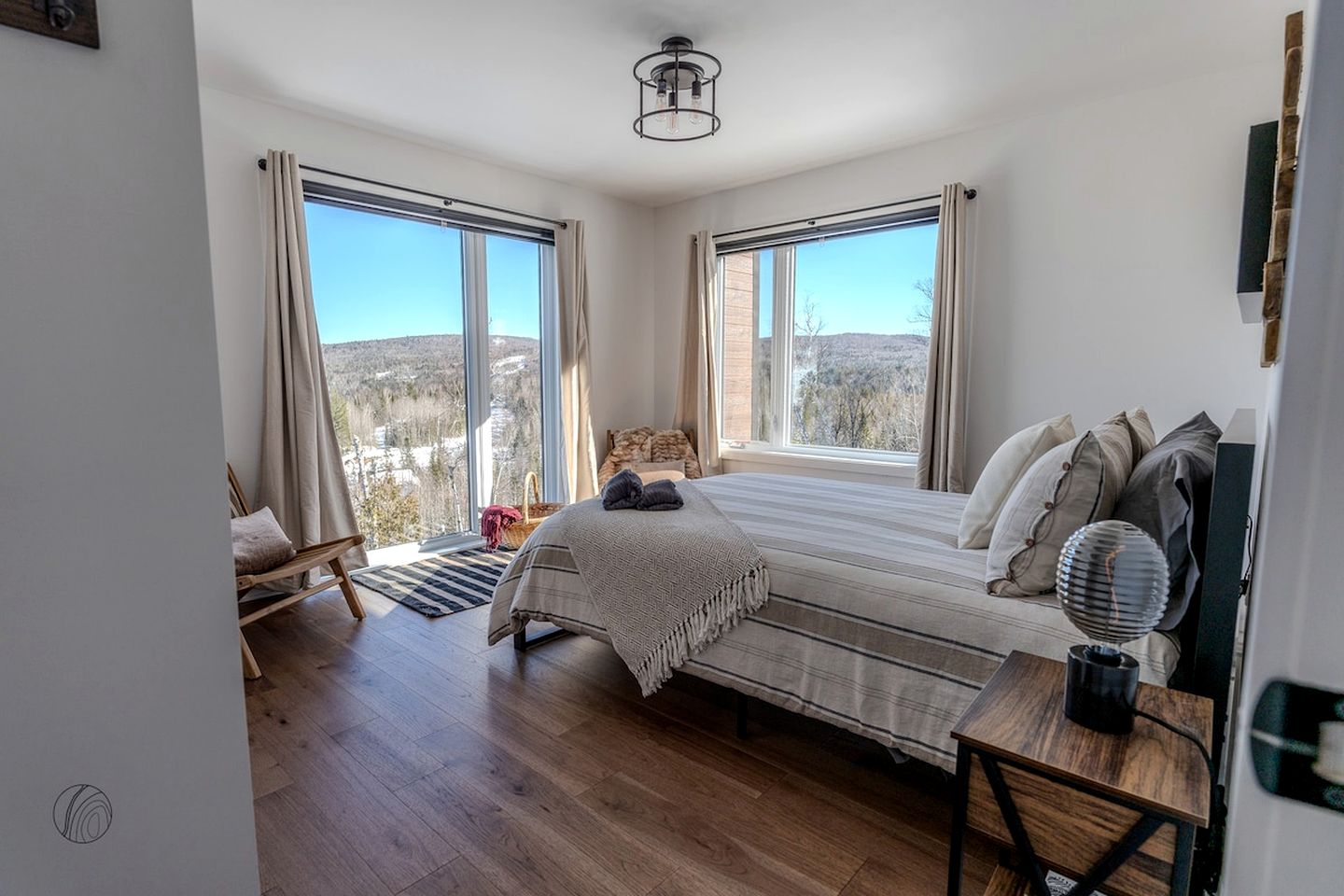 Luxurious Villa with Game Room, Hot-Tub and Barbecue in Saint Come, Quebec