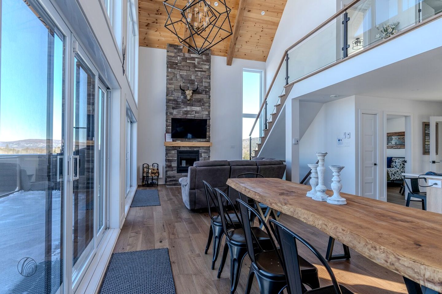 Luxurious Villa with Game Room, Hot-Tub and Barbecue in Saint Come, Quebec