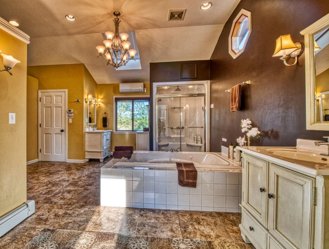 Luxurious Villa with Hot-tub, Fire Pit and Games in Gary, Indiana