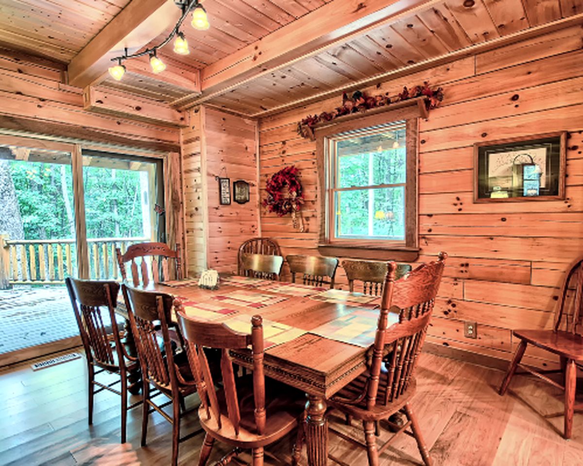 Luxuriously Equipped Lodge for Groups in Logan, Ohio