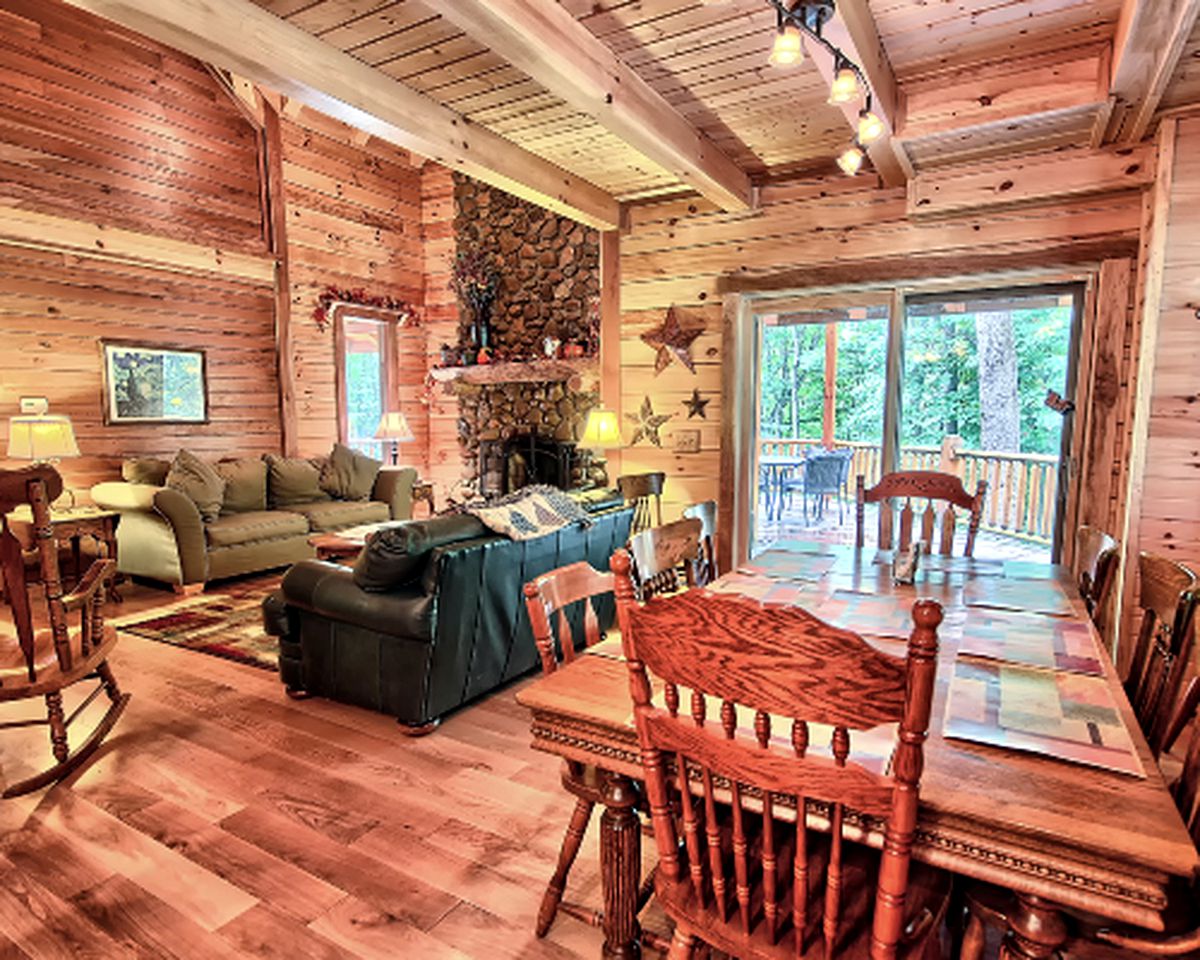 Luxuriously Equipped Lodge for Groups in Logan, Ohio