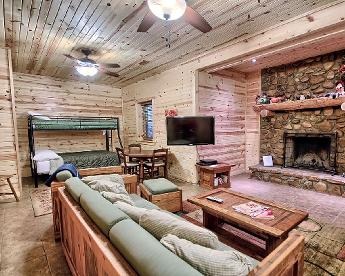 Luxuriously Equipped Lodge for Groups in Logan, Ohio