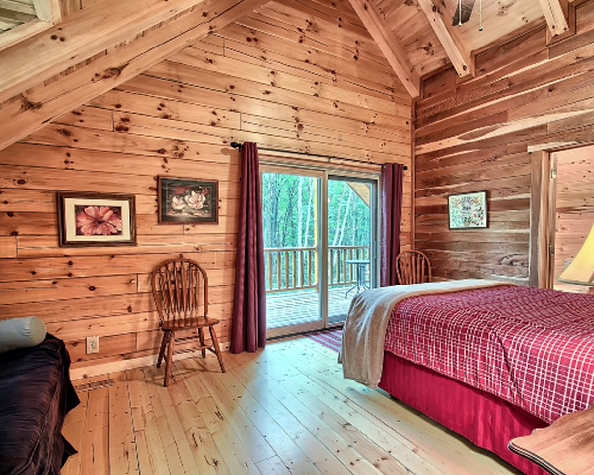 Luxuriously Equipped Lodge for Groups in Logan, Ohio