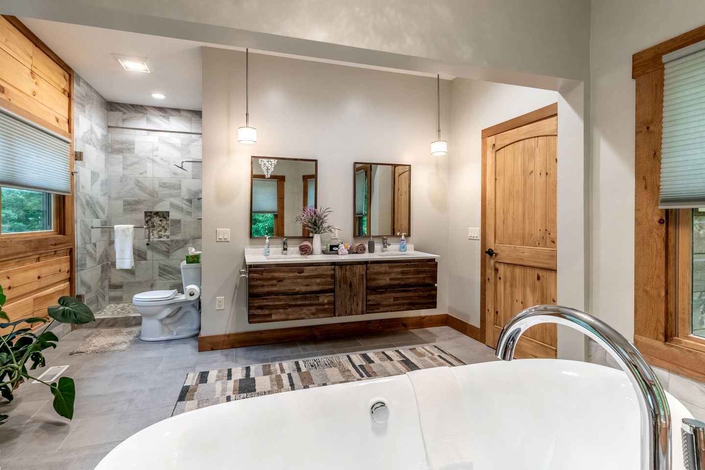 Luxury Lakeview Cabin with Theatre & Game Room near Fontana Lake, Bryson City NC