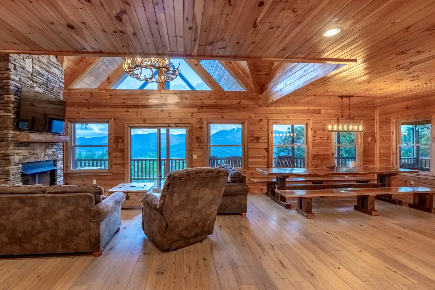 Spacious Smoky Mountain Cabin with Hot Tub & Game Room near Waynesville, NC