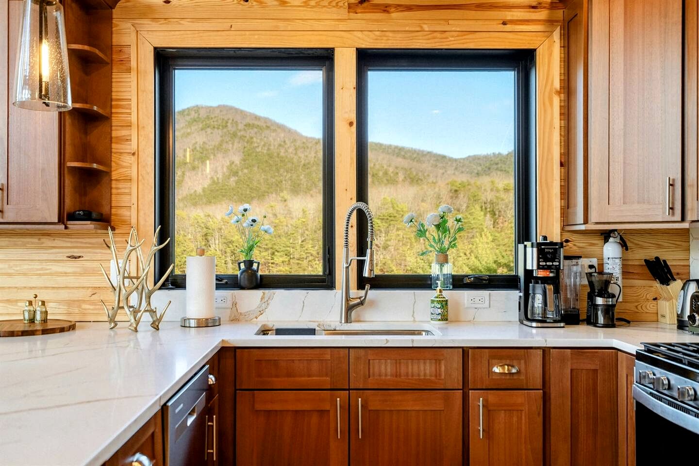 Luxurious A-Frame Mountain Retreat with Hot Tubs & Game Room Near Seneca Rocks, Milam, WV