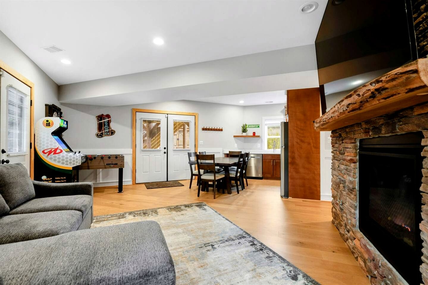 Luxurious A-Frame Mountain Retreat with Hot Tubs & Game Room Near Seneca Rocks, Milam, WV