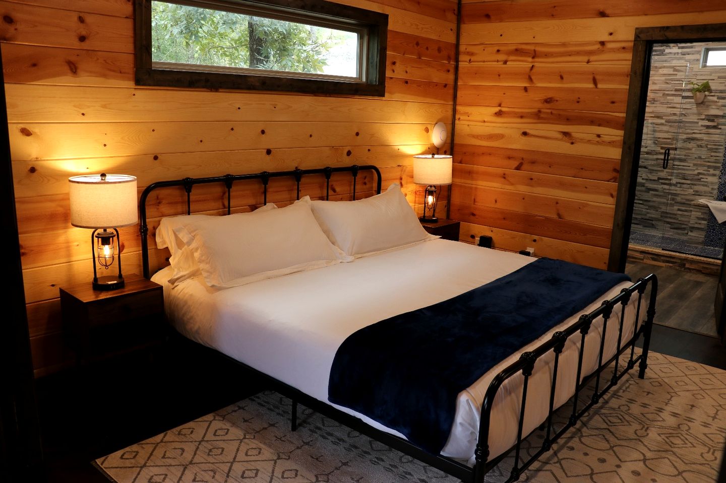 Gorgeous Wooden Cabin with Games, Fireplace and Hot-tub in Hochatown, Oklahoma