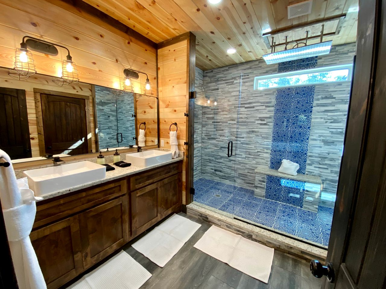 Gorgeous Wooden Cabin with Games, Fireplace and Hot-tub in Hochatown, Oklahoma