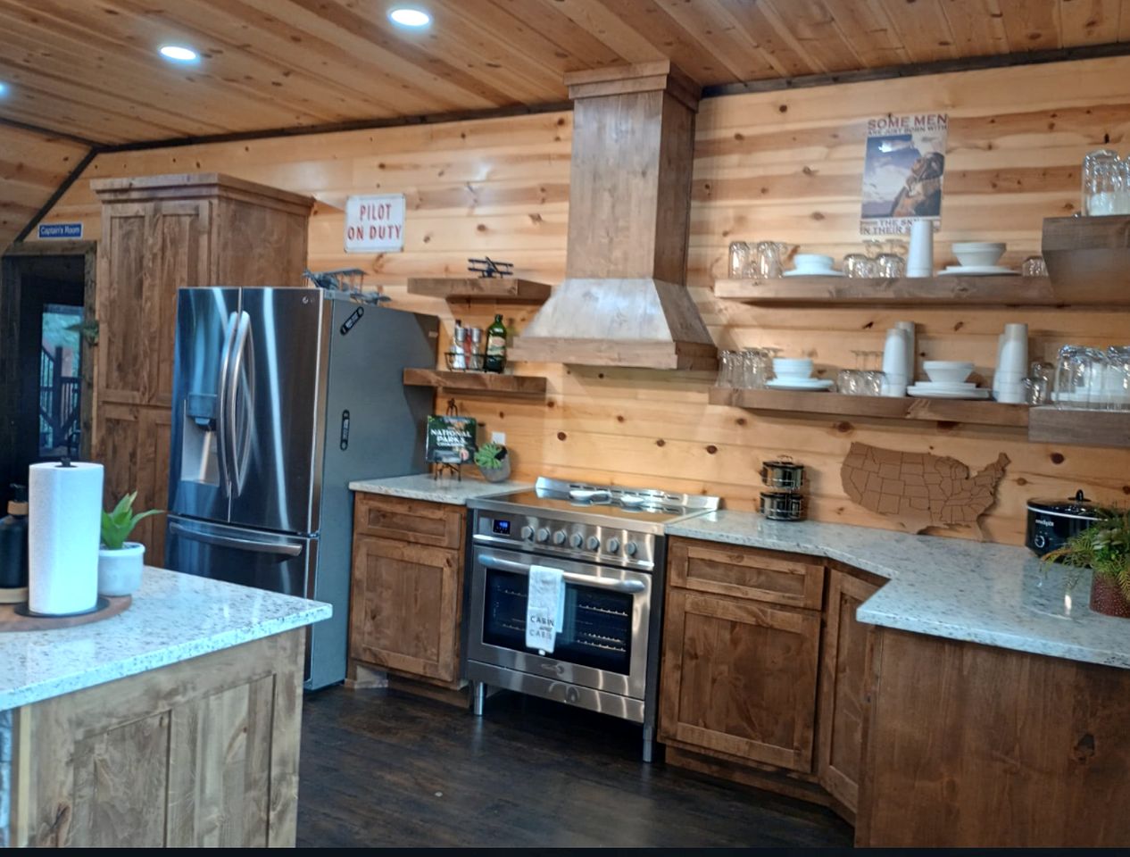 Gorgeous Wooden Cabin with Games, Fireplace and Hot-tub in Hochatown, Oklahoma