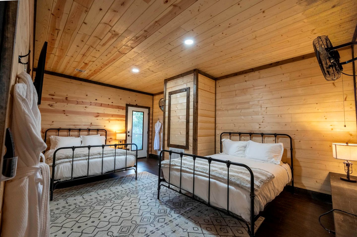 Gorgeous Wooden Cabin with Games, Fireplace and Hot-tub in Hochatown, Oklahoma