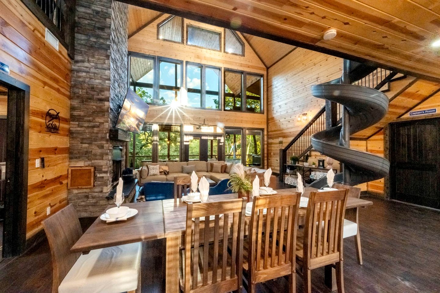 Gorgeous Wooden Cabin with Games, Fireplace and Hot-tub in Hochatown, Oklahoma