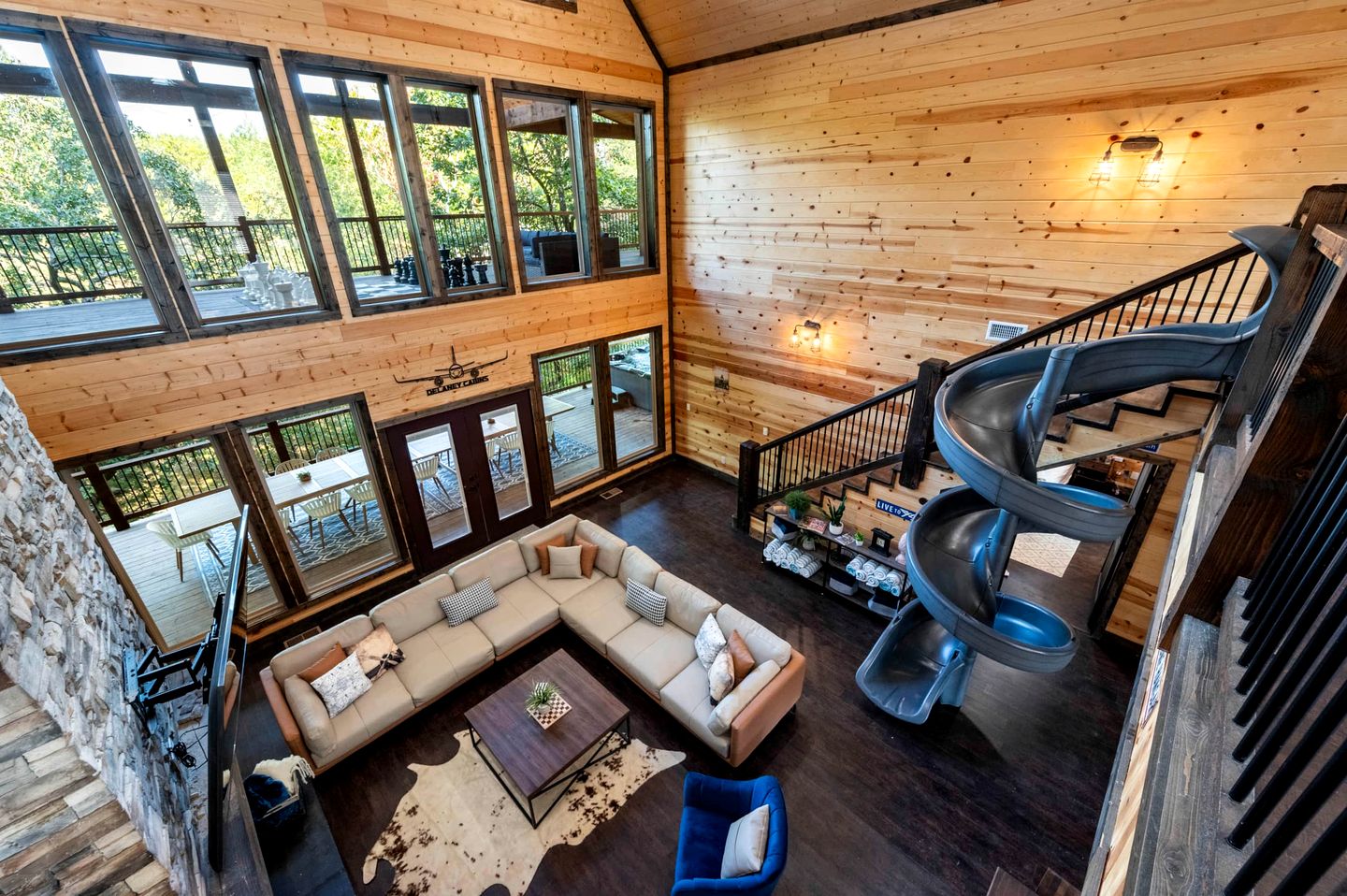 Gorgeous Wooden Cabin with Games, Fireplace and Hot-tub in Hochatown, Oklahoma