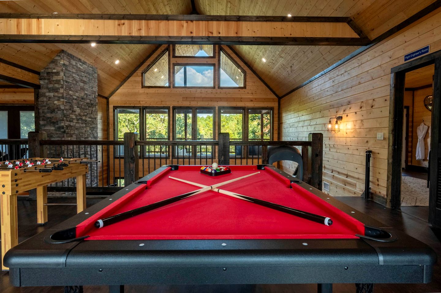 Gorgeous Wooden Cabin with Games, Fireplace and Hot-tub in Hochatown, Oklahoma