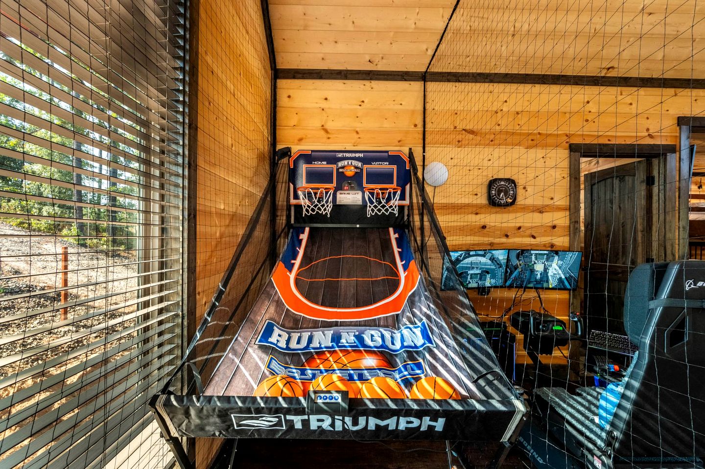 Gorgeous Wooden Cabin with Games, Fireplace and Hot-tub in Hochatown, Oklahoma