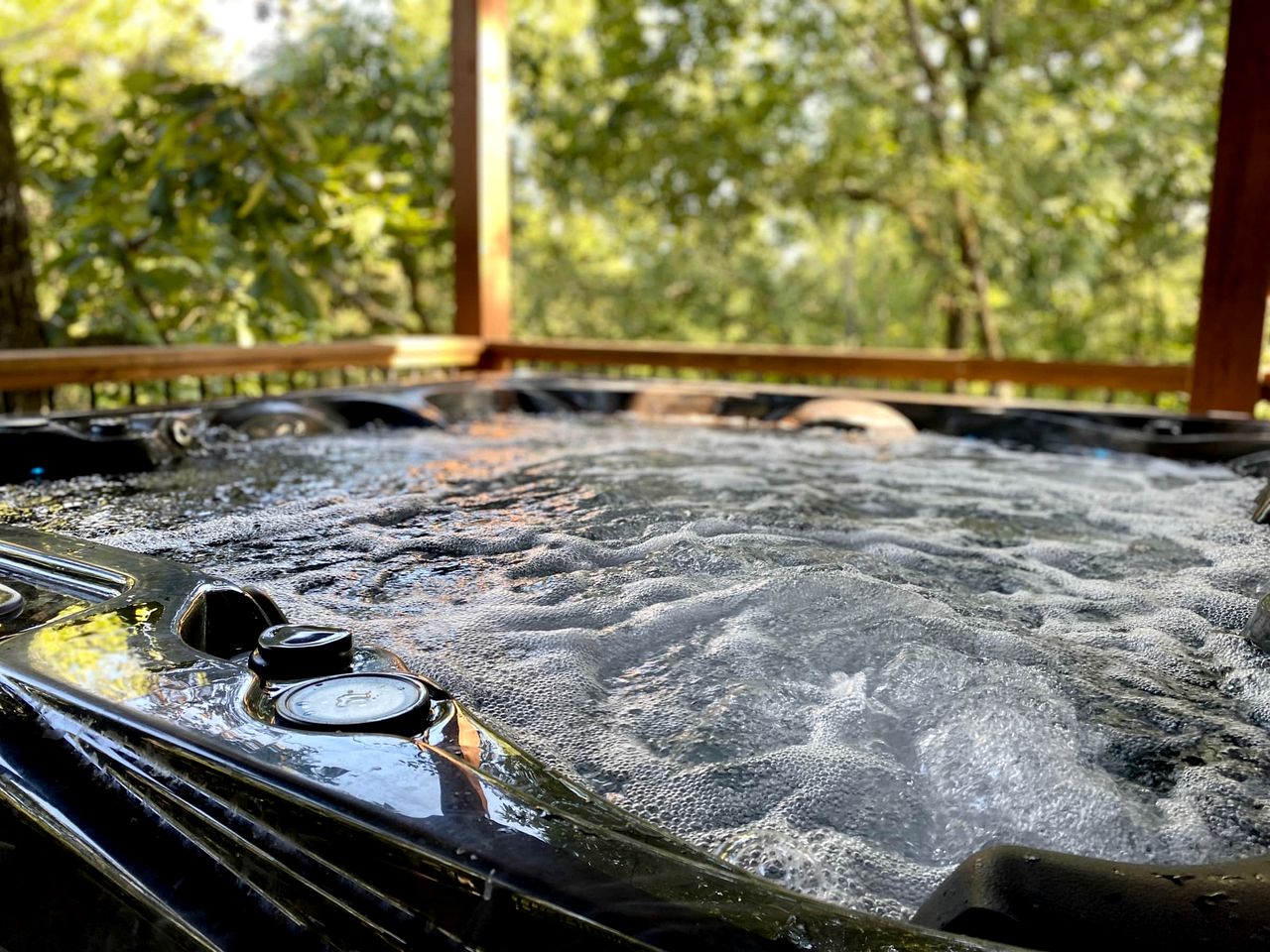 Gorgeous Wooden Cabin with Games, Fireplace and Hot-tub in Hochatown, Oklahoma