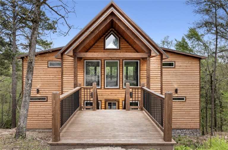 Gorgeous Wooden Cabin with Games, Fireplace and Hot-tub in Hochatown, Oklahoma