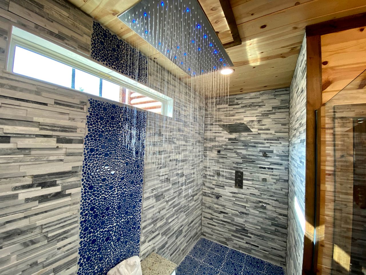 Gorgeous Wooden Cabin with Games, Fireplace and Hot-tub in Hochatown, Oklahoma