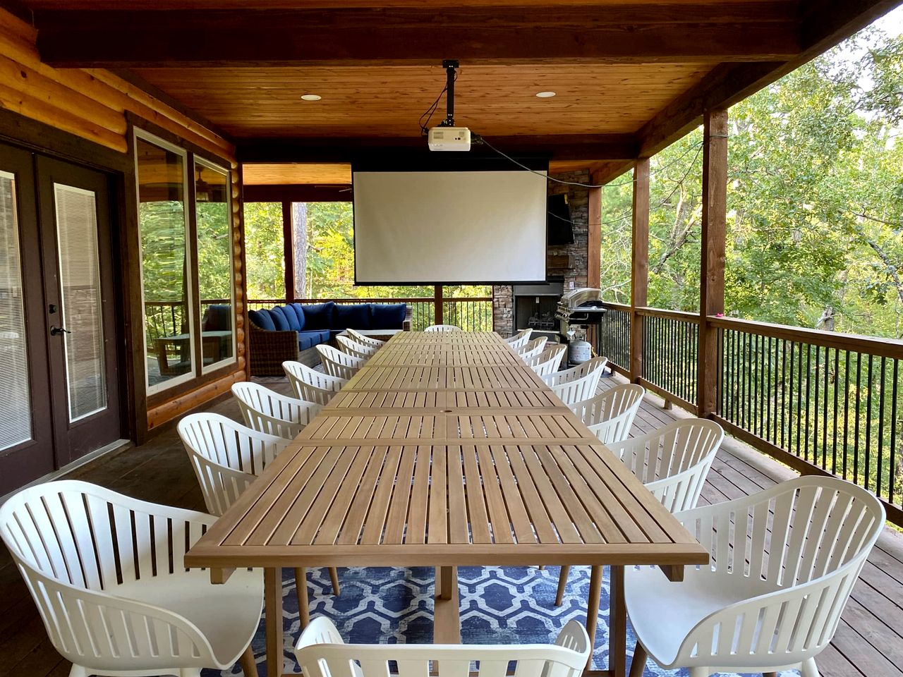 Gorgeous Wooden Cabin with Games, Fireplace and Hot-tub in Hochatown, Oklahoma