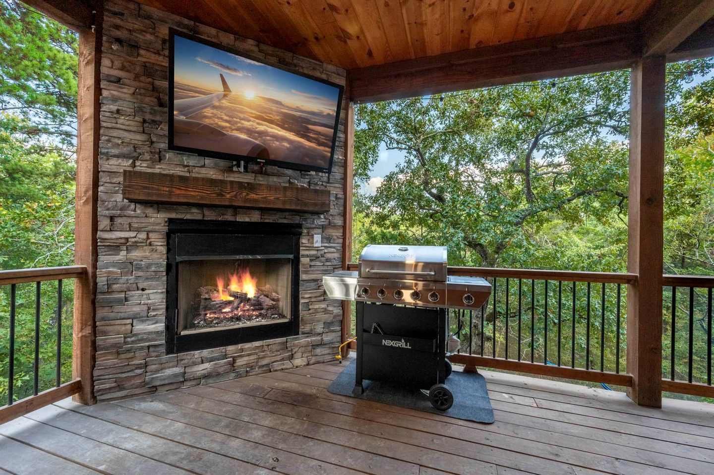 Gorgeous Wooden Cabin with Games, Fireplace and Hot-tub in Hochatown, Oklahoma
