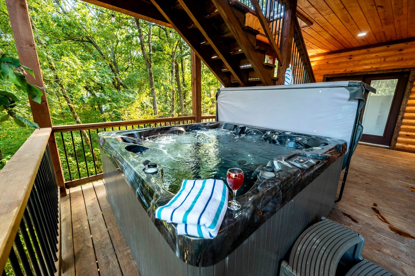 Gorgeous Wooden Cabin with Games, Fireplace and Hot-tub in Hochatown, Oklahoma
