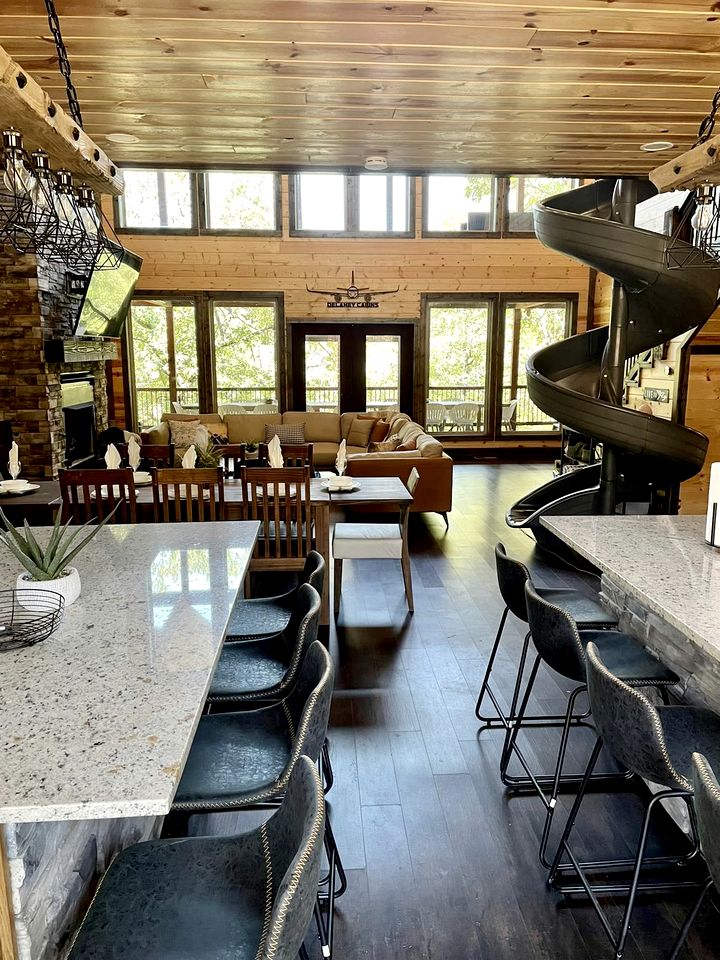 Gorgeous Wooden Cabin with Games, Fireplace and Hot-tub in Hochatown, Oklahoma
