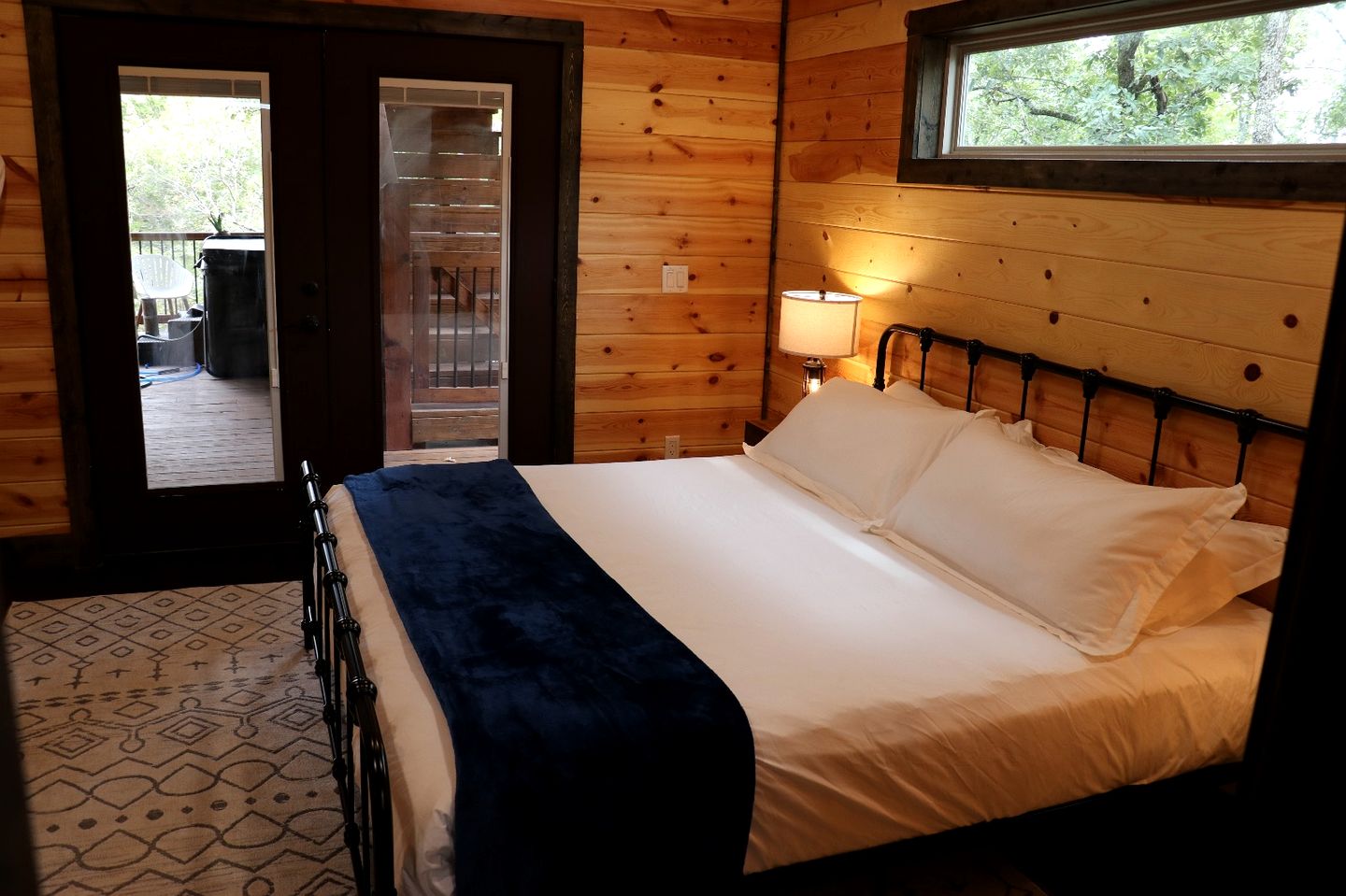 Gorgeous Wooden Cabin with Games, Fireplace and Hot-tub in Hochatown, Oklahoma