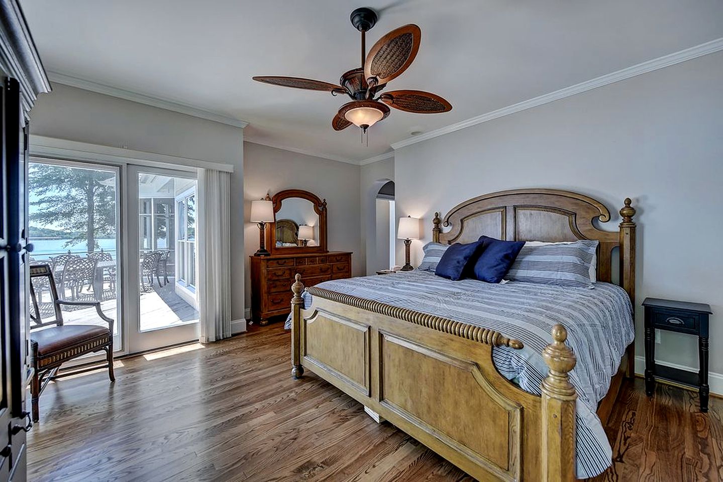 Luxury Cabin for Entertaining with an In-House Movie Theater on Lake Norman, North Carolina