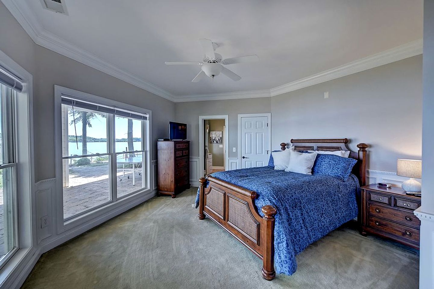 Luxury Cabin for Entertaining with an In-House Movie Theater on Lake Norman, North Carolina
