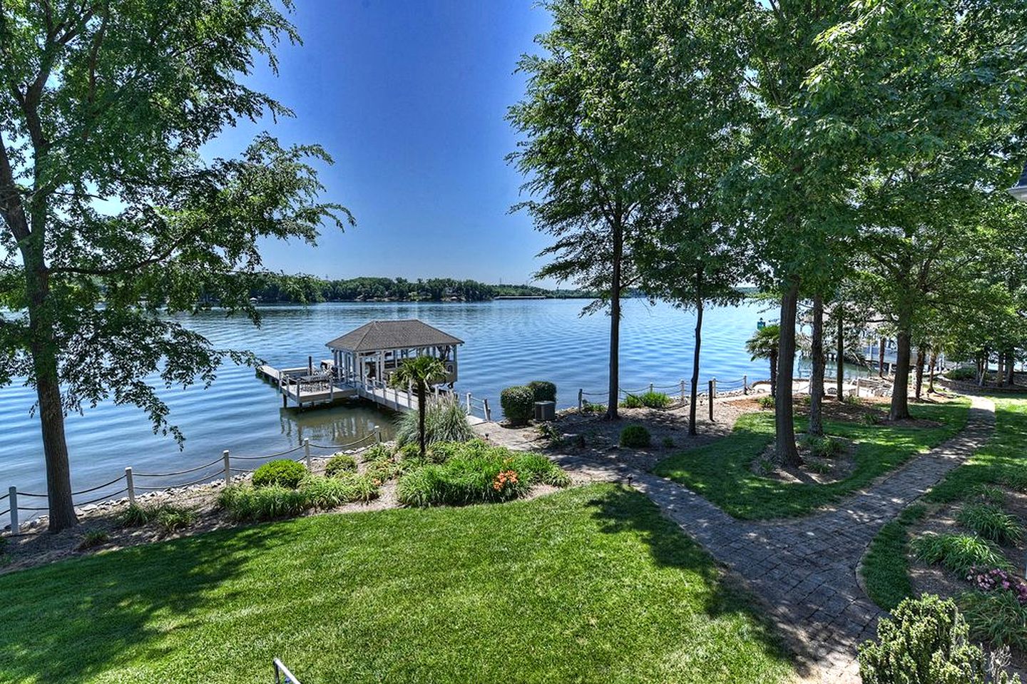 Luxury Cabin for Entertaining with an In-House Movie Theater on Lake Norman, North Carolina