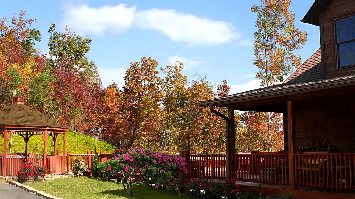 Stunning Luxury Cabin Rental with Hot Tub near Blue Ridge Mountains of North Carolina