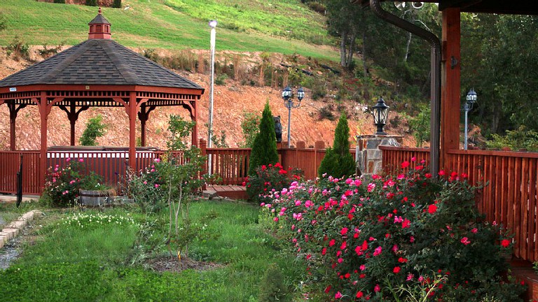 Cabins (Dobson, North Carolina, United States)