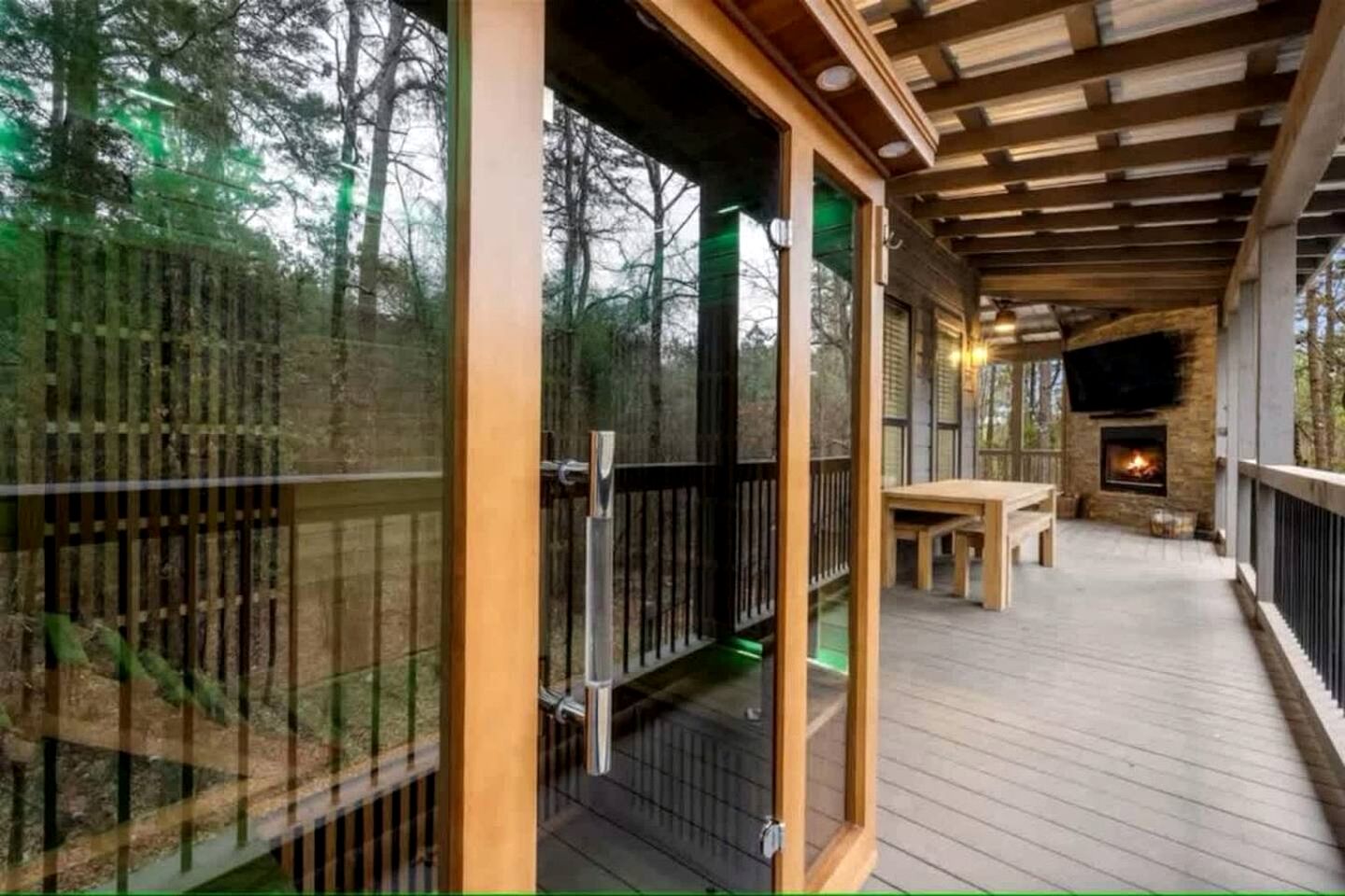 Luxury Cabin with Private Hot Tub, Infrared Sauna & Vintage Jukebox Near Broken Bow, OK