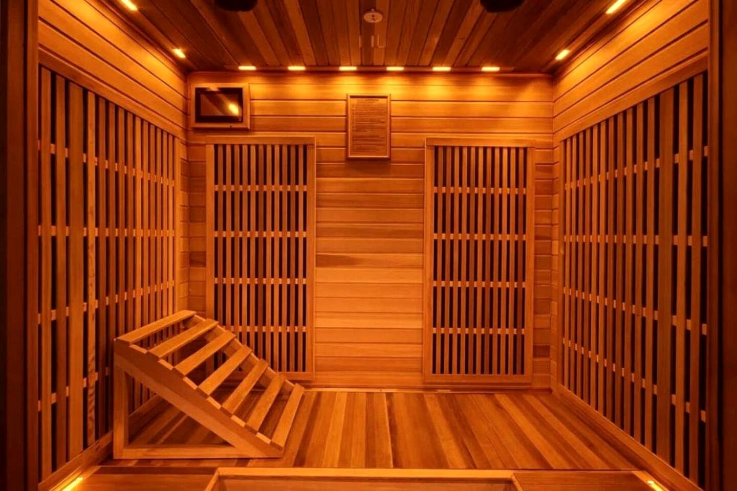 Luxury Cabin with Private Hot Tub, Infrared Sauna & Vintage Jukebox Near Broken Bow, OK