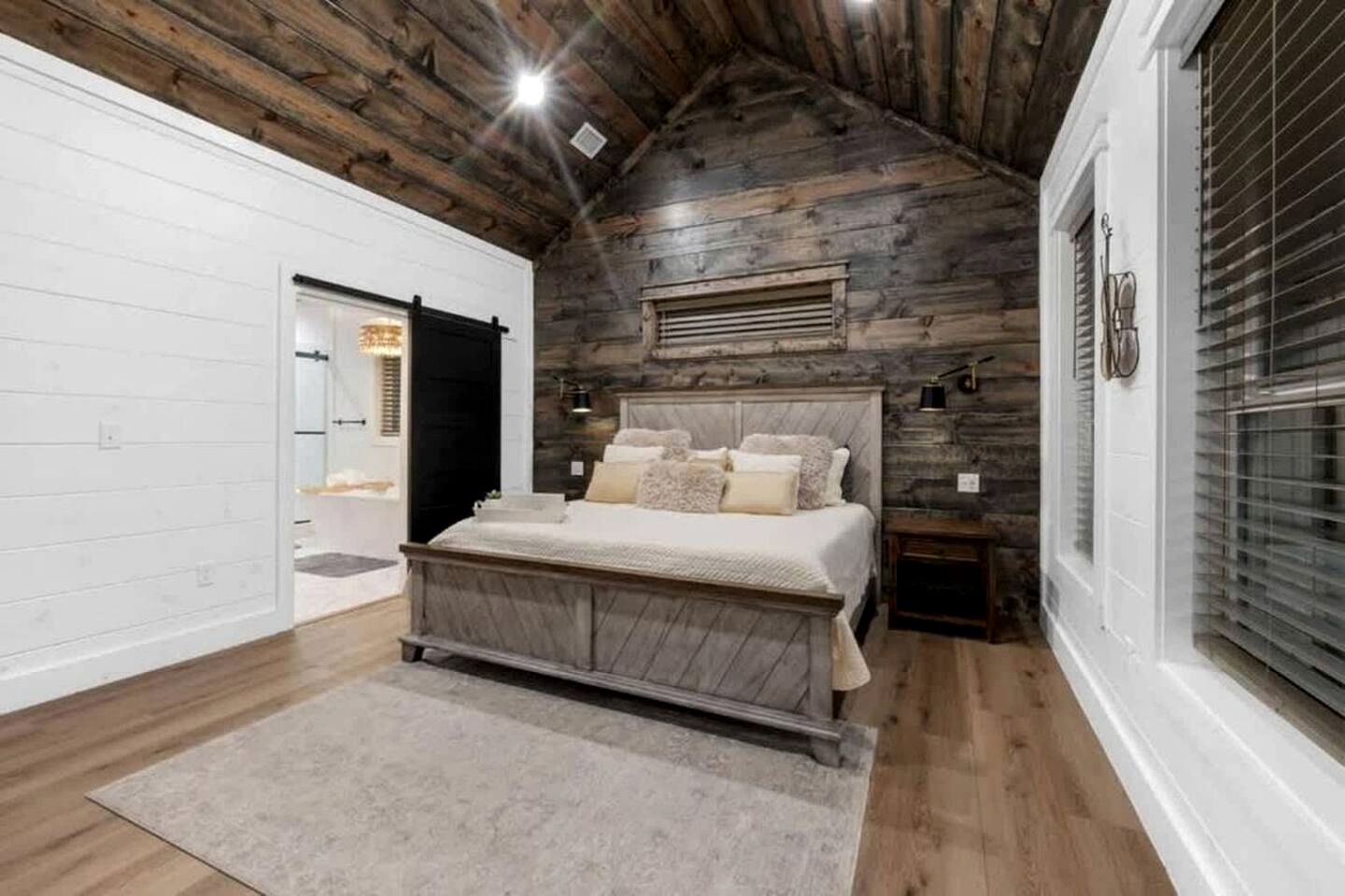 Luxury Cabin with Private Hot Tub, Infrared Sauna & Vintage Jukebox Near Broken Bow, OK