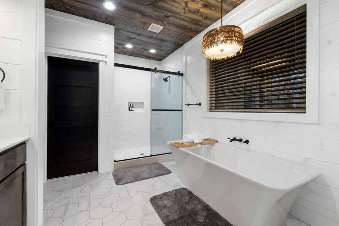 Luxury Cabin with Private Hot Tub, Infrared Sauna & Vintage Jukebox Near Broken Bow, OK