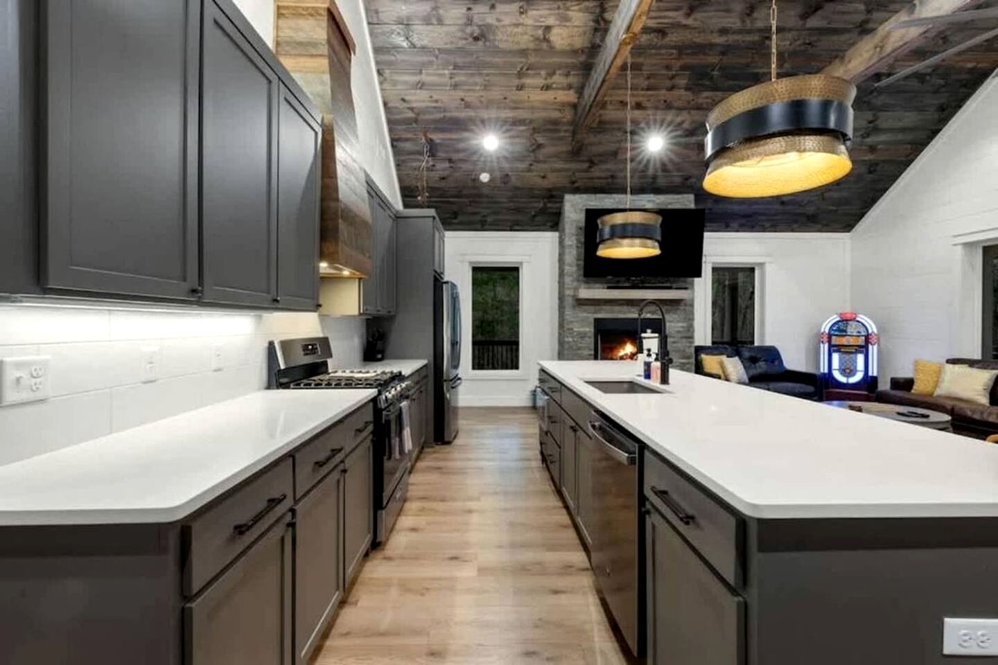 Luxury Cabin with Private Hot Tub, Infrared Sauna & Vintage Jukebox Near Broken Bow, OK