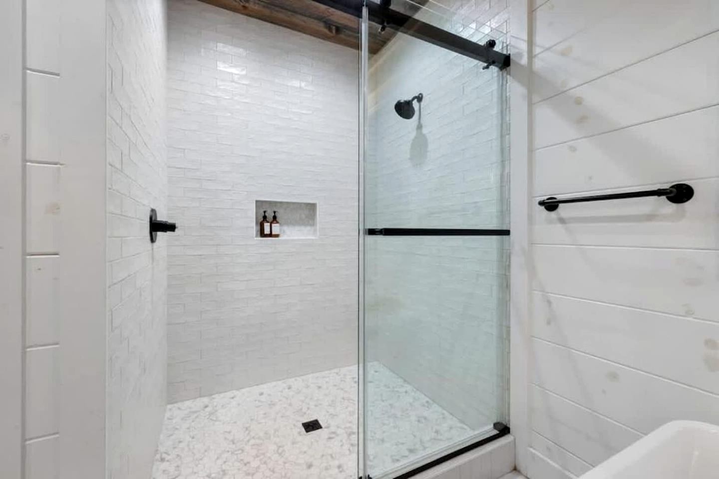 Luxury Cabin with Private Hot Tub, Infrared Sauna & Vintage Jukebox Near Broken Bow, OK