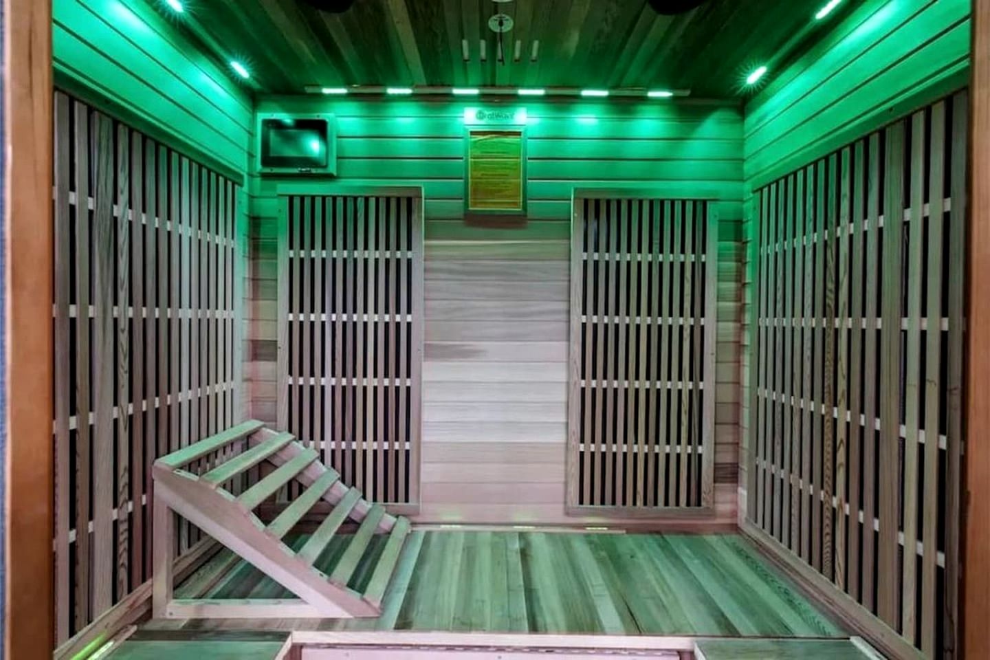 Luxury Cabin with Private Hot Tub, Infrared Sauna & Vintage Jukebox Near Broken Bow, OK