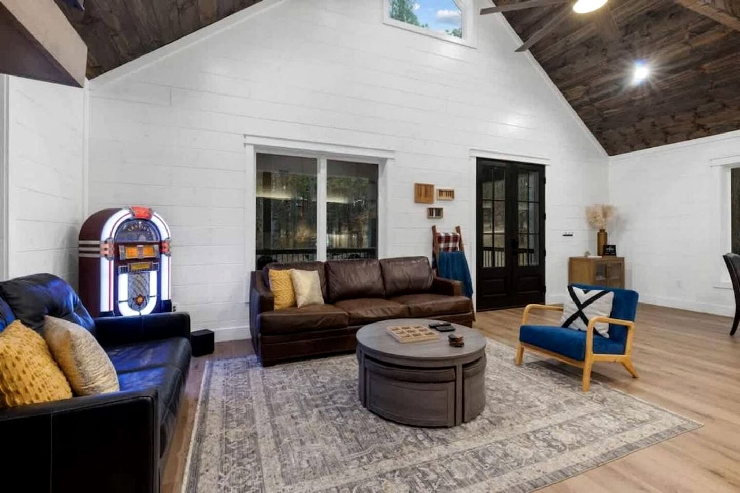 Luxury Cabin with Private Hot Tub, Infrared Sauna & Vintage Jukebox Near Broken Bow, OK