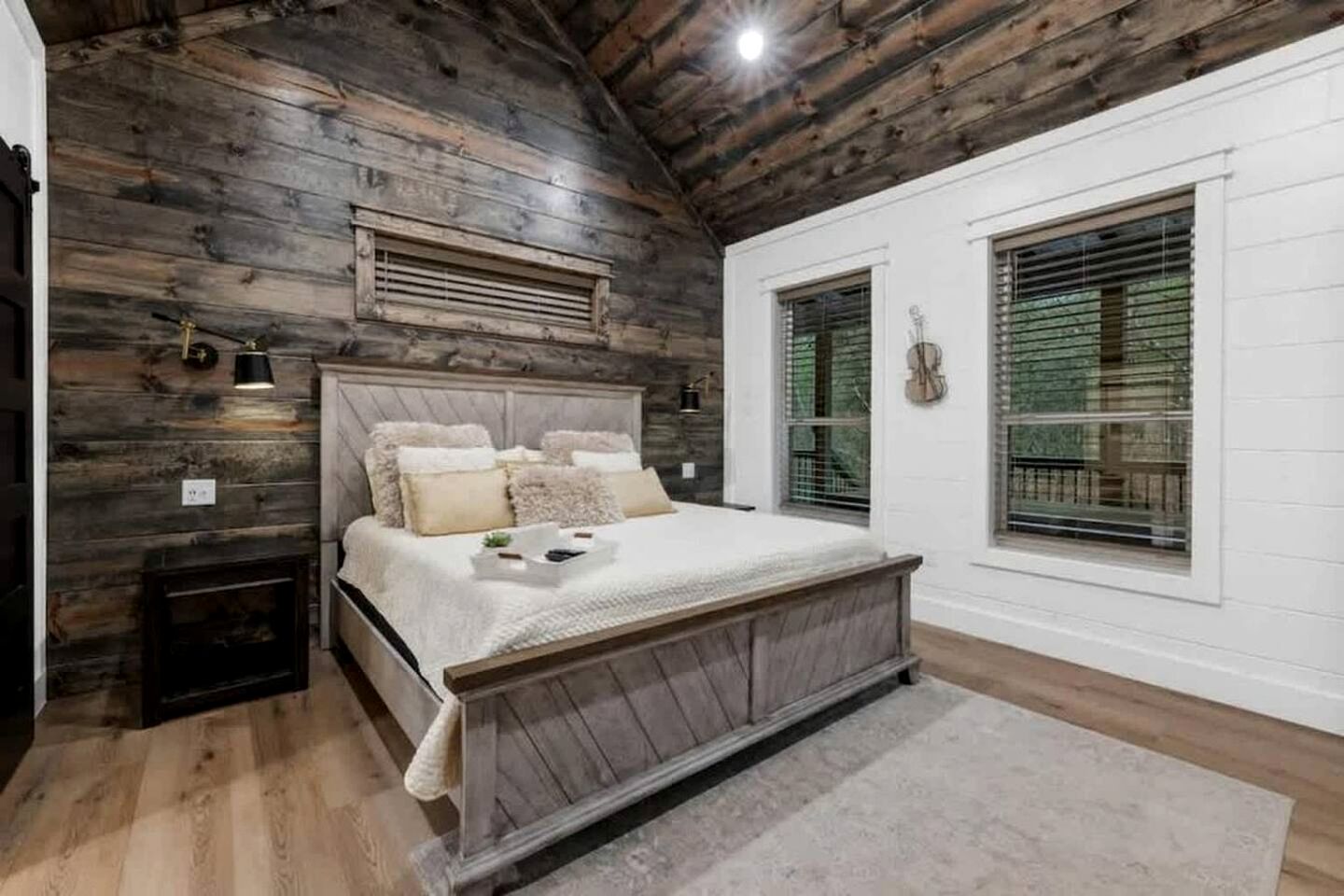 Luxury Cabin with Private Hot Tub, Infrared Sauna & Vintage Jukebox Near Broken Bow, OK