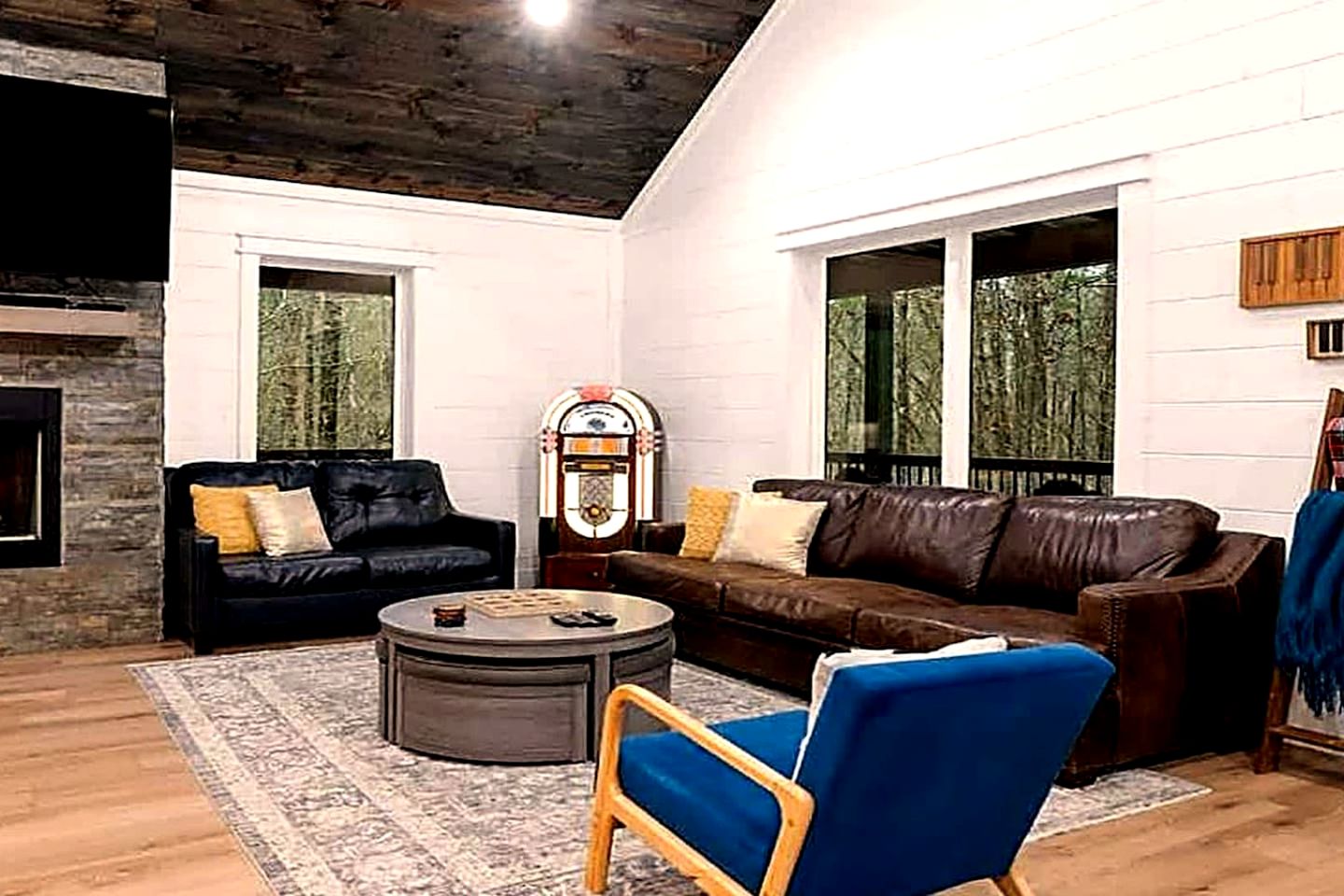 Luxury Cabin with Private Hot Tub, Infrared Sauna & Vintage Jukebox Near Broken Bow, OK