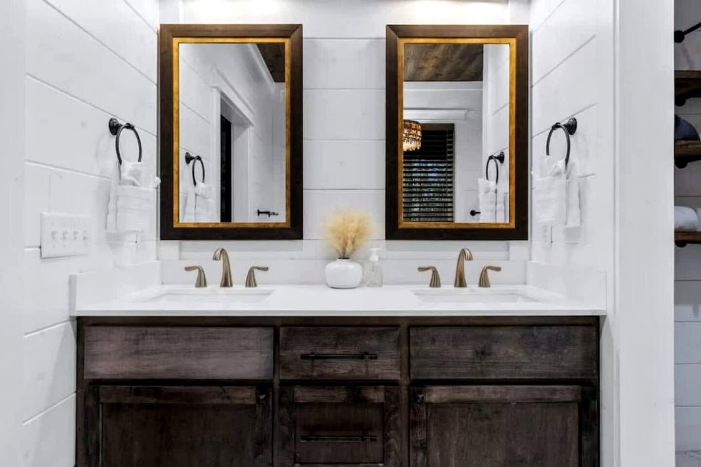 Luxury Cabin with Private Hot Tub, Infrared Sauna & Vintage Jukebox Near Broken Bow, OK