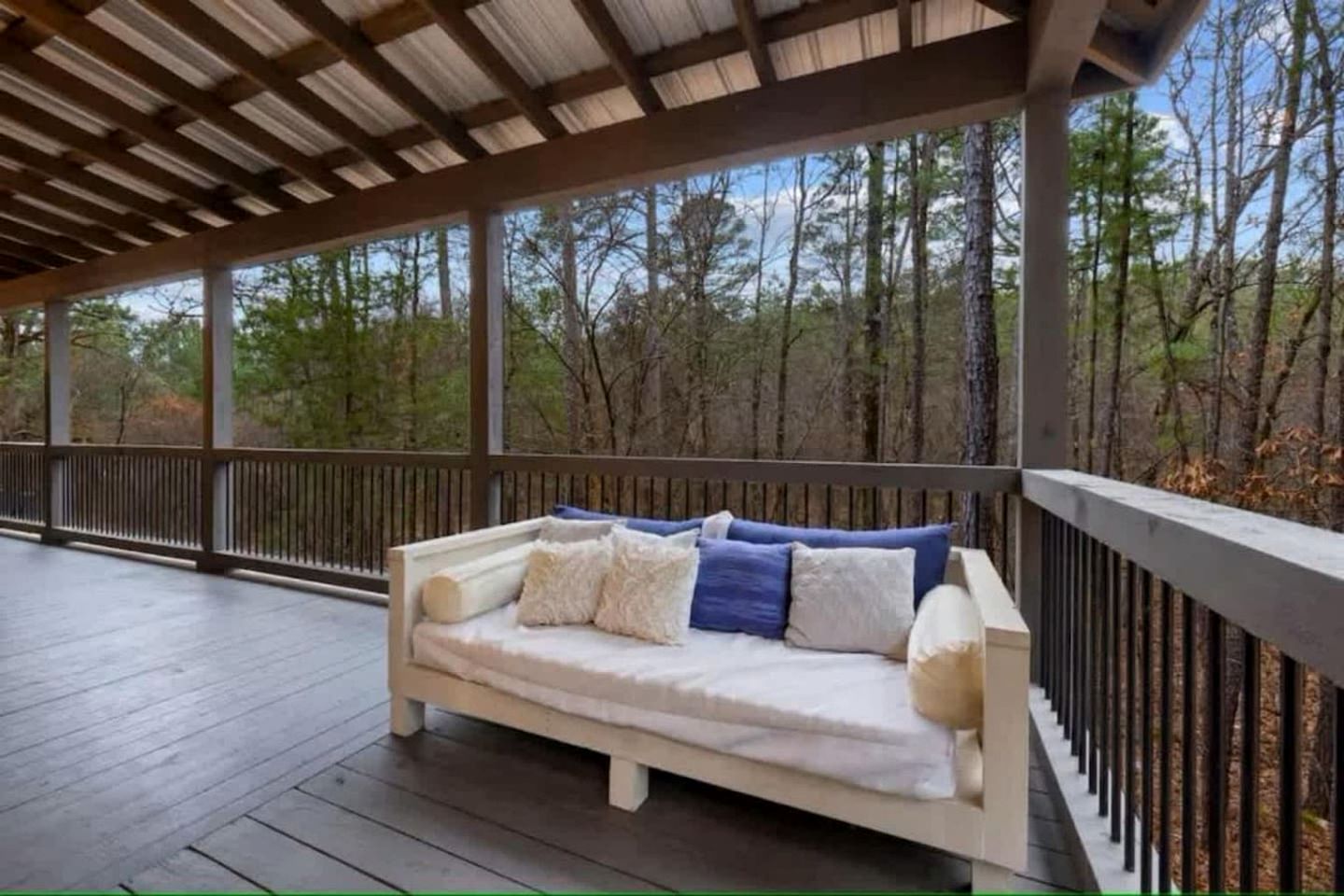 Luxury Cabin with Private Hot Tub, Infrared Sauna & Vintage Jukebox Near Broken Bow, OK