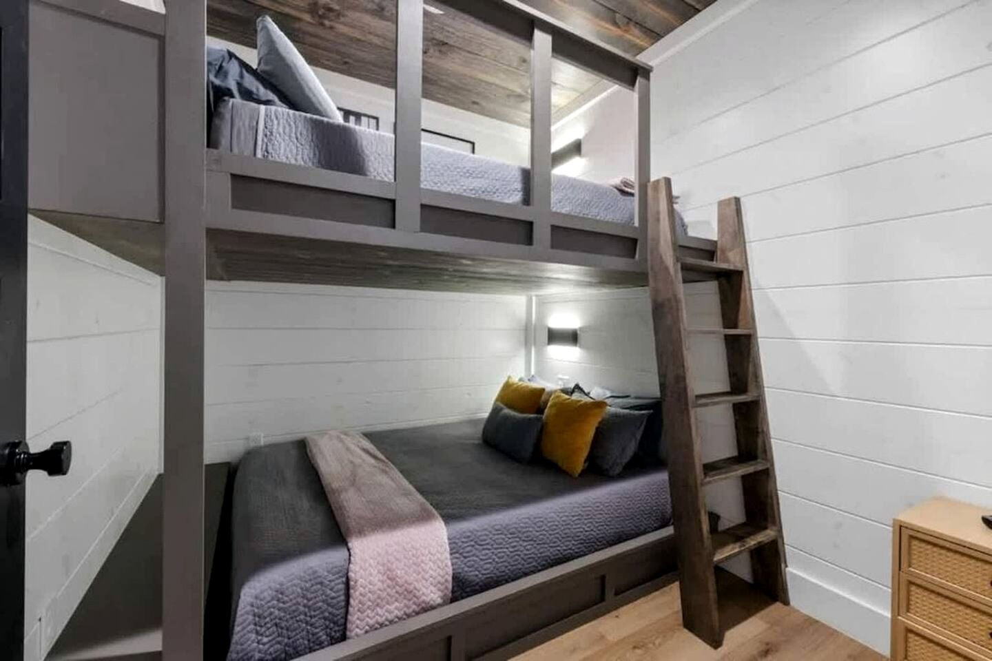 Luxury Cabin with Private Hot Tub, Infrared Sauna & Vintage Jukebox Near Broken Bow, OK