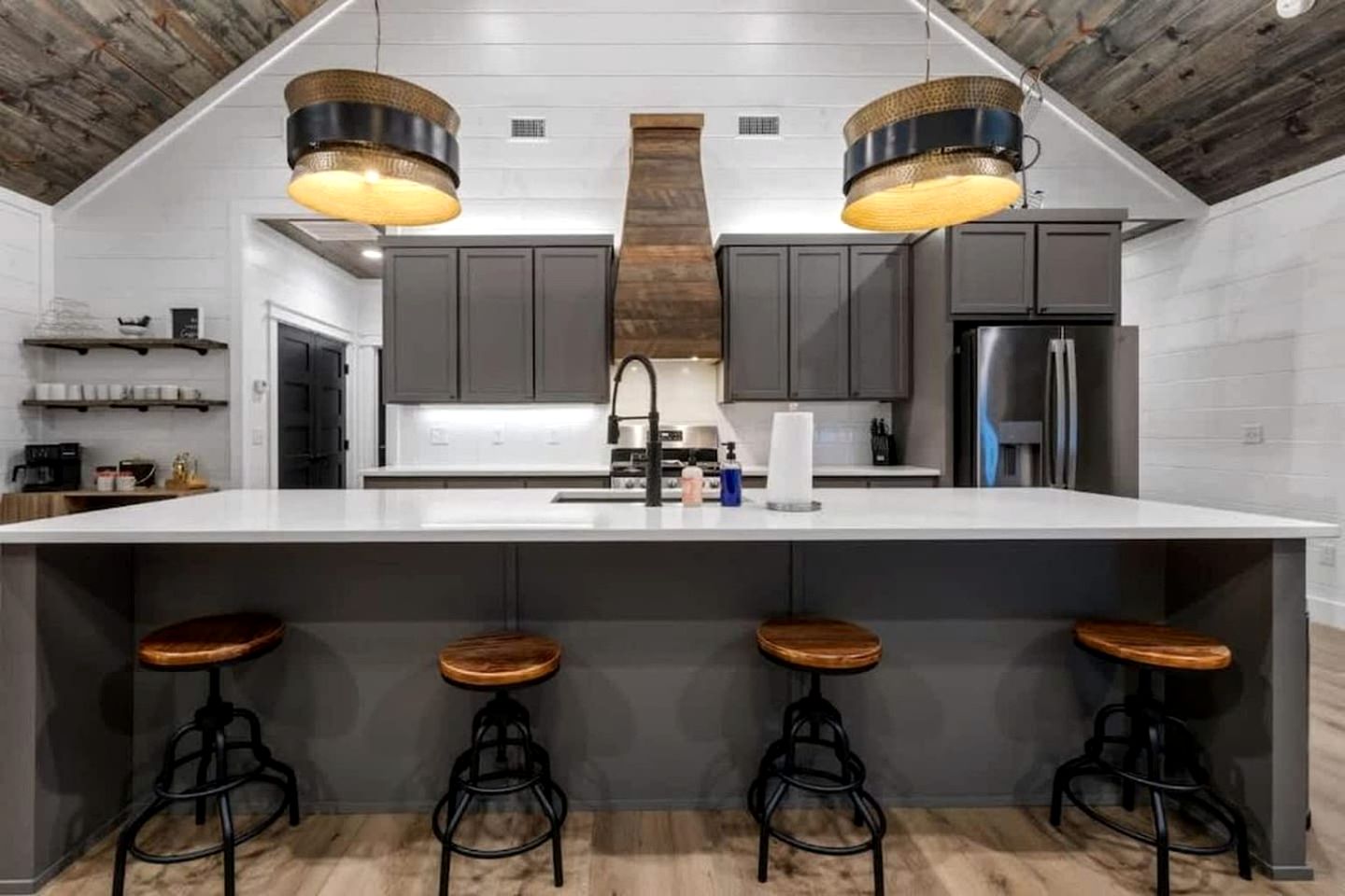 Luxury Cabin with Private Hot Tub, Infrared Sauna & Vintage Jukebox Near Broken Bow, OK