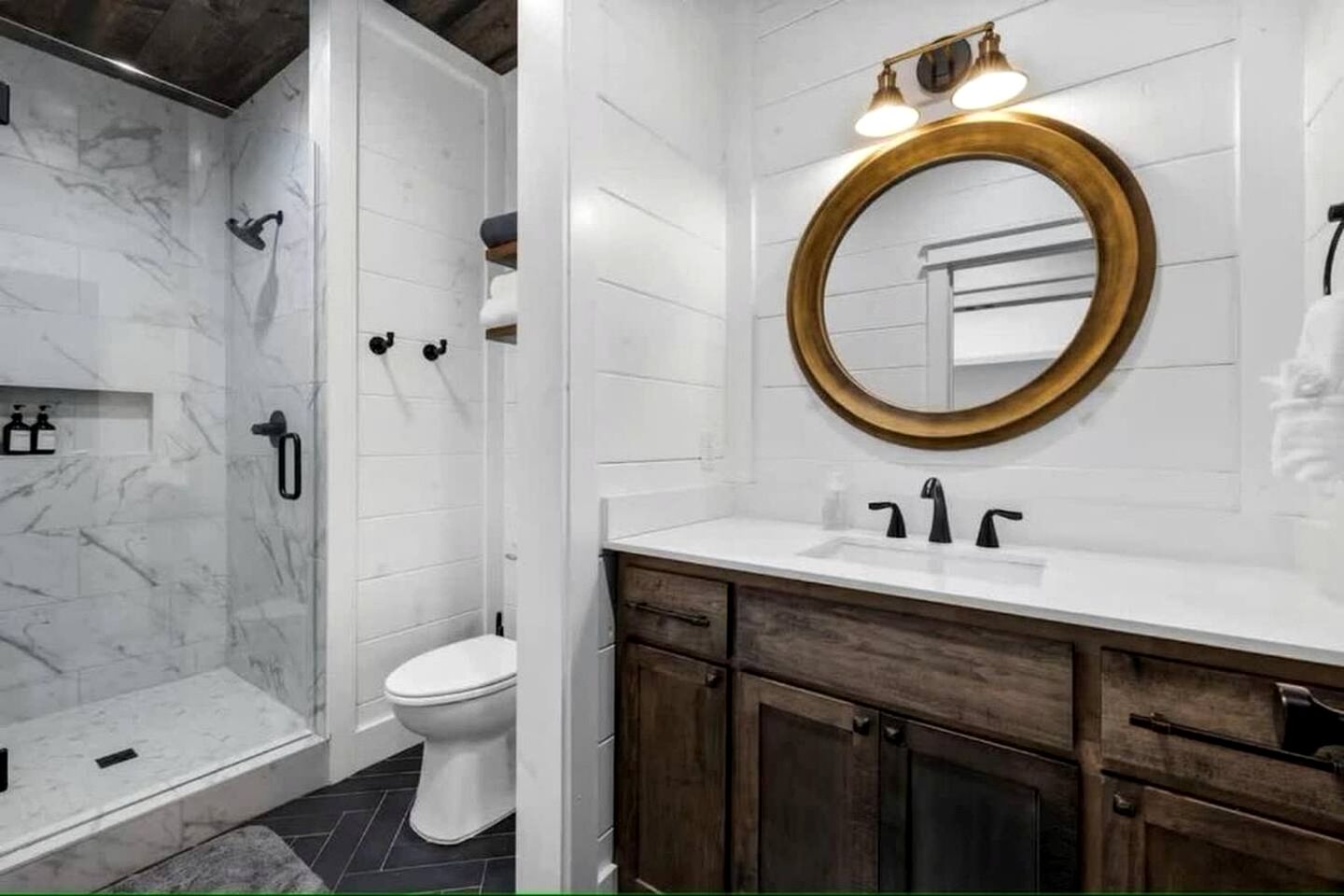 Luxury Cabin with Private Hot Tub, Infrared Sauna & Vintage Jukebox Near Broken Bow, OK