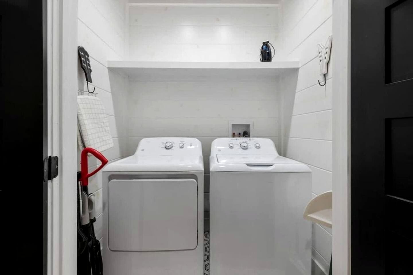 Luxury Cabin with Private Hot Tub, Infrared Sauna & Vintage Jukebox Near Broken Bow, OK