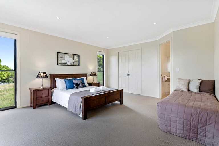Cabins (Australia, Ravensbourne, Queensland)